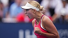 Anastasija Potapovová slaví vyhraný set v prvním kole US Open.