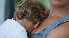 Matka držící malého chlapce v náruči 25. července 2023