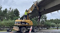 Nehoda na D11, náraz bagru do mostu (30. srpna 2023)