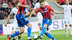Plze�ský obránce Robin Hraná� zakon�uje v zápase s Tobolem Kostanaj.