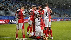 Fotbalisté Slavie se radují ze snížení na 1:2 v odvetě play off Evropské ligy...