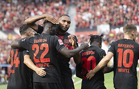 Fotbalisté Leverkusenu oslavují gól, který vstelil Victor Boniface.