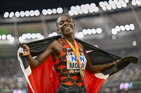 Mary Moraaová z Keni se raduje, v závodu na 800 metr na mistrovství svta v...