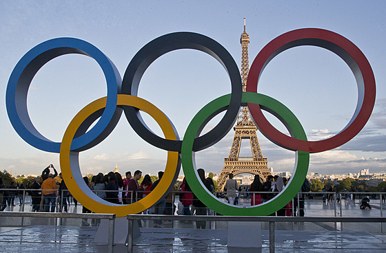 Olympijské kruhy v Paíi ped Eiffelovou ví.