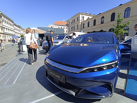 Expozice čínské automobilky BYD na veletrhu IAA Mobility v Mnichově. Značka BYD je největším výrobcem elektrifikovaných aut na světě. Aktuálně vstupuje na evropské trhy.