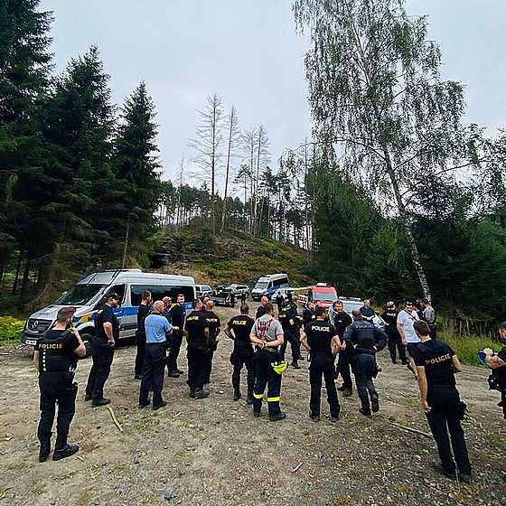 Policisté pi pátrání po ztraceném houbai na Dínsku. (16. srpna 2023)