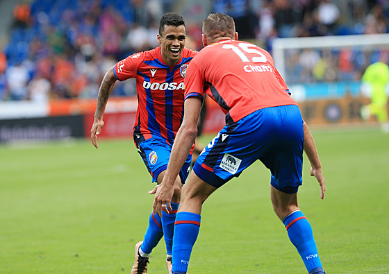 Plzeský záloník Cadu (elem) oslavuje svj gól s Tomáem Chorým.