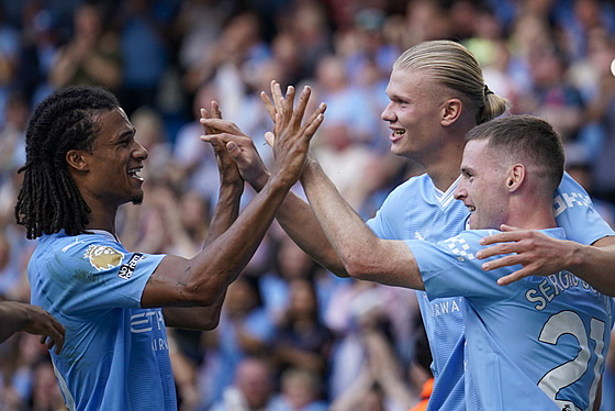 Fotbalisté Manchesteru City oslavují gól Erlinga Haalanda.