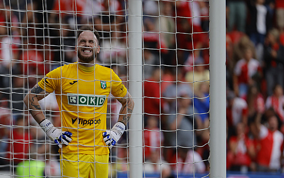 Karvinský branká� Dominik Holec po inkasovaném gólu v utkání na Slavii