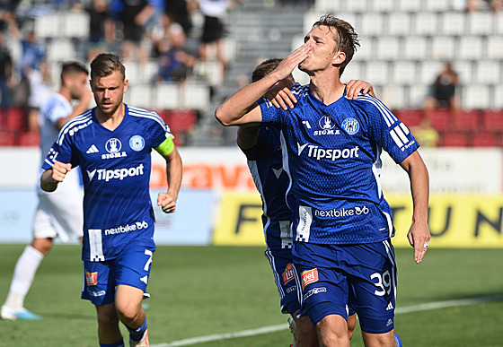 Olomoucký úto�ník Luká� Juli� slaví se spoluhrá�i sv�j gól.