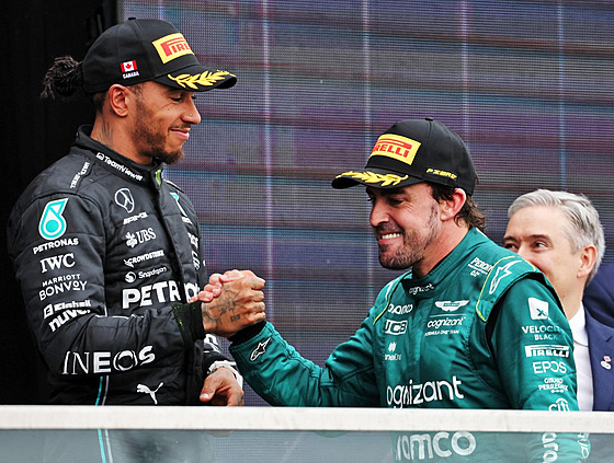 Fernando Alonso a Lewis Hamilton si vzájemn gratulují k pódiovému umístní ve...
