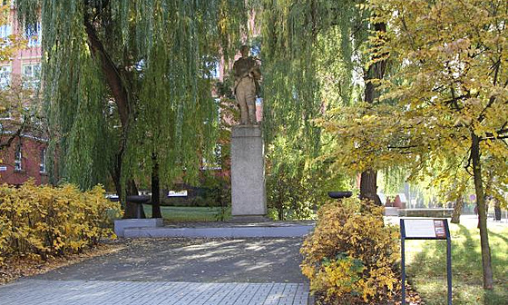 Socha rudoarm�jce p�ed �kolou na �elátovské ulici v P�erov�. (rok 2022)