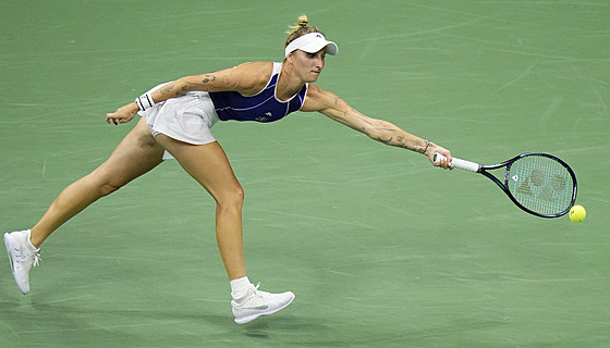 eská tenistka Markéta Vondrouová se natahuje po míi ve tvrtfinále US Open.