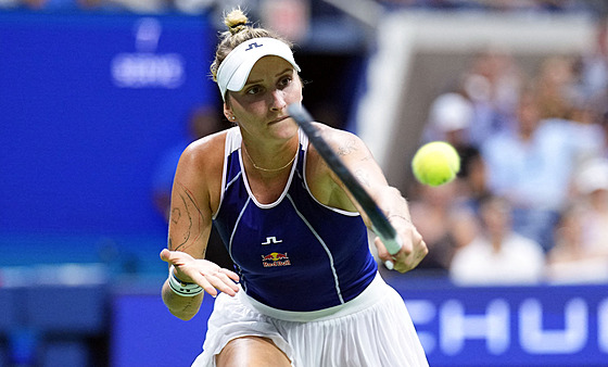 eská tenistka Markéta Vondrouová se soustedí na úder ve tvrtfinále US Open.