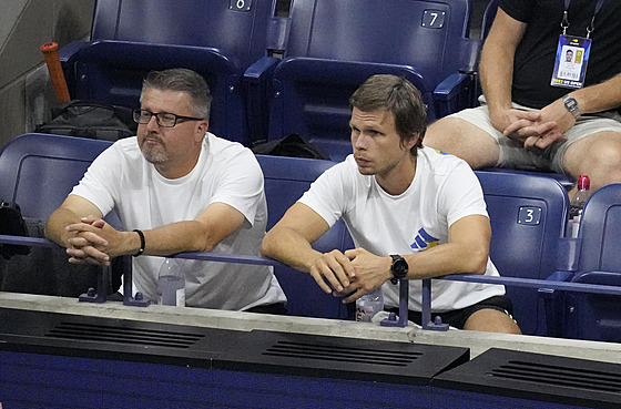 Tenisový trenér Emil Mike (vlevo) a kondiní kou Jaroslav Blaek sledují svou...