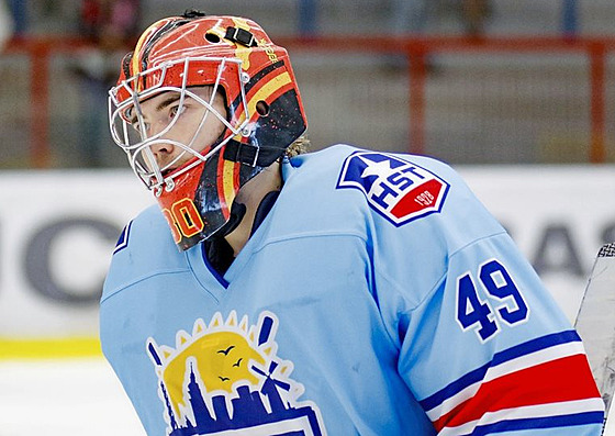 Finský hokejový branká Samu Pakarinen