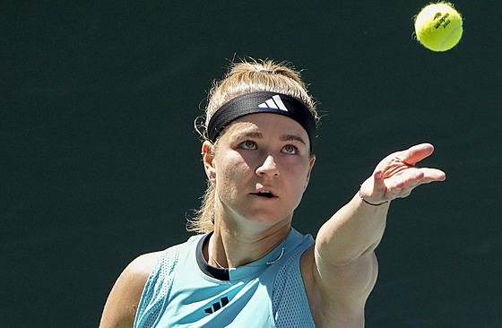 eská tenistka Karolína Muchová podává ve tetím kole US Open.