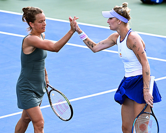 �eské tenistky Barbora Strýcová (vlevo) a Markéta Vondrou�ová se hecují p�i...