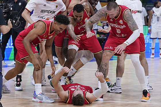 Nmetí basketbalisté se radují ze senzaního postupu do finále mistrovství...
