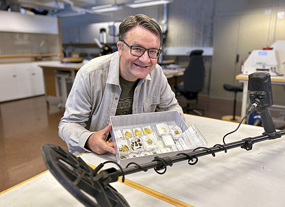 Hleda� Erlend Bore pózuje se zlatým pokladem, který objevil pomocí detektoru...