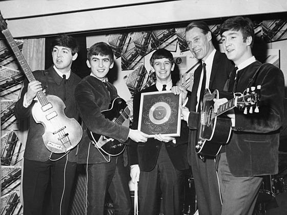 Beatles pebírají od George Martina z EMI stíbrný disk na poest prodeje tvrt...