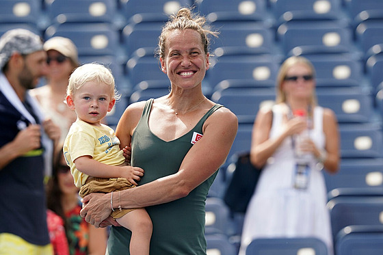 Barbora Strýcová pózuje se synem krátce poté, co na US Open odehrála poslední...