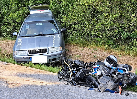 Nehodu u Brloha nepeil motorká a nezletilá osoba v aut.