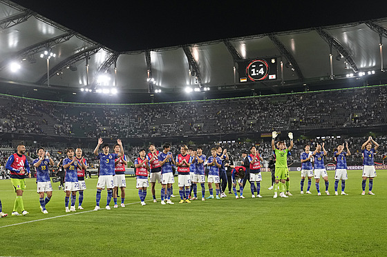Fotbalisté Japonska oslavují vítzství nad Nmeckem v pípravném utkání.