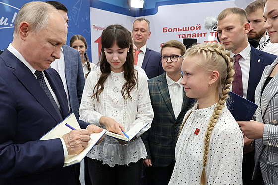 Ruský prezident Vladimir Putin poádal v Solnnogorsku otevenou lekci s...