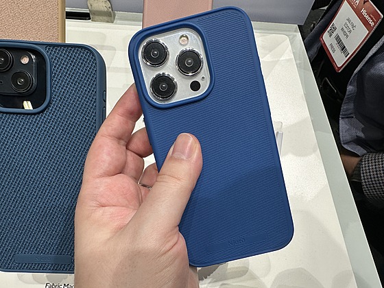 Makety iPhon� 15 na stánku Njord by Elements s novými kryty