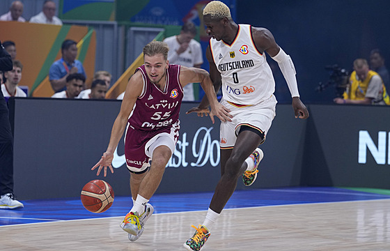 Lotyský basketbalista Arturs agars se snaí uniknout Isaacovi Bongovi z...