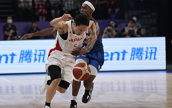 Japonský basketbalista Juka Kawamura (vlevo)  se snaí odpoutat od...