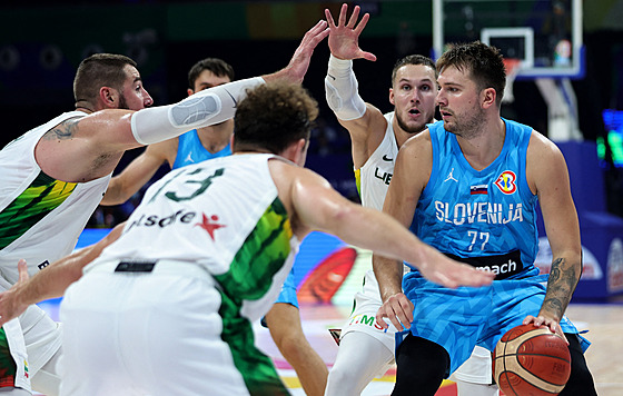 Slovinský basketbalista Luka Doni (vpravo) bránný   Rokasem Jokubaitisem z...