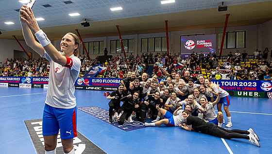 Elika Krupnová fotografuje tým eských florbalistek  po vítzném utkání se...