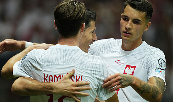 Polský útoník Robert Lewandowski (uprosted) se raduje z gólu v zápase s...