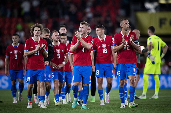 Zklamaní etí fotbalisté po remíze s Albánií v kvalifikaním utkání na...