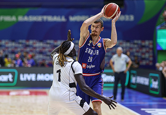 Srbský basketbalista Boria Simani u míe v zápase s Jiním Súdánem, brání ho...