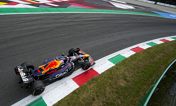 Max Verstappen z Red Bullu bhem tréninku ped Velkou cenou Itálie.