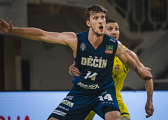 Petr Machá� z D��ína v zápase s Levicemi