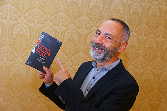 Martin Sichinger se svojí knihou Zítra pijde Olah jako vítz Literární ceny...
