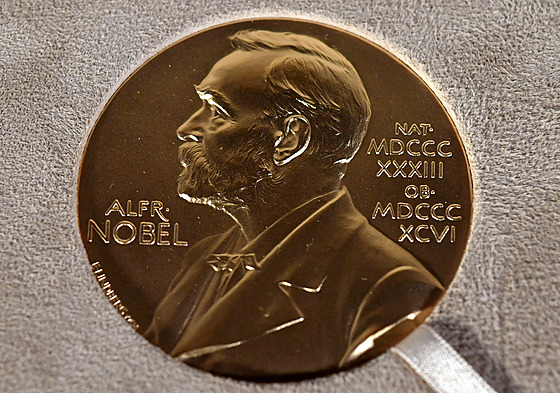 Nobelova medaile vystavená v New Yorku. (8. prosince 2020)