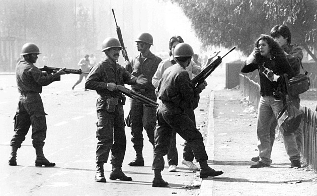 Allendeho poslední fotka. Proklel zrádce a zastřelil se dárkem od Fidela