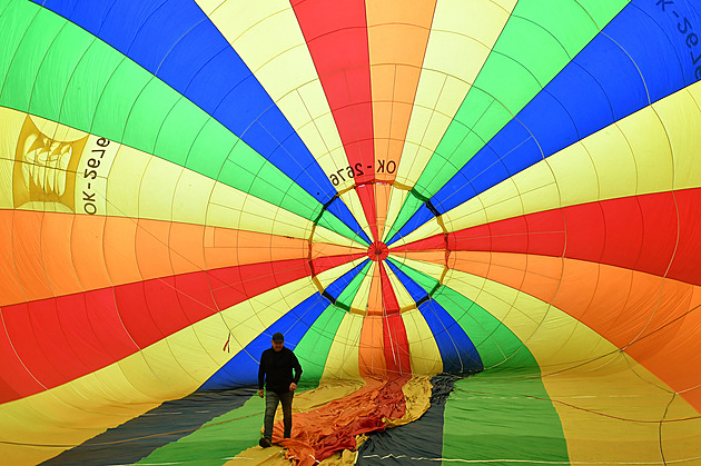 OBRAZEM: Babiččino údolí naplnily tři desítky horkovzdušných balonů