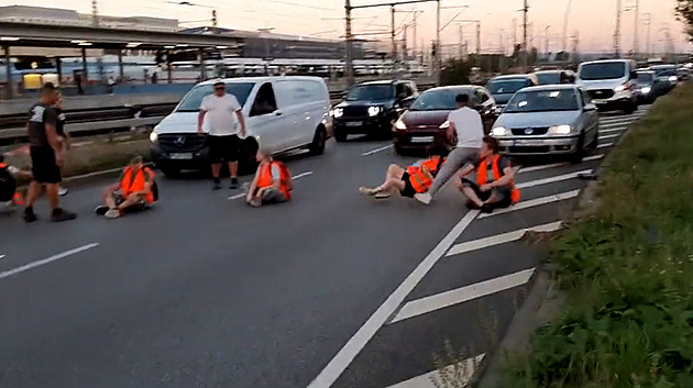 VIDEO: Agresivní řidič v Německu se pustil do aktivistů, kopal je a smýkal po silnici