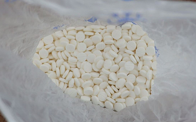 Cizinec dovážel léky pro výrobu pervitinu, policie zajistila 100 tisíc tablet
