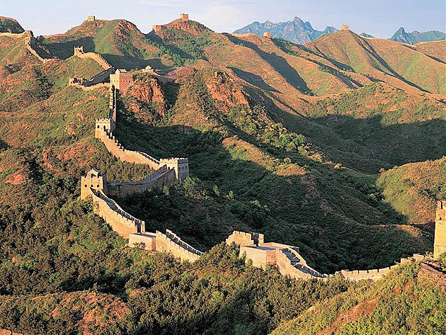 Dva lidé bagrem prokopali Velkou čínskou zeď, chtěli zkratku. Policie je zatkla