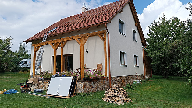 Výherce fotovoltaické elektrárny už má panely na střeše. Byli jsme u toho