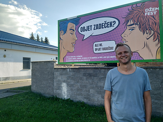Kontroverzní plakát k festivalu v Šumperku budí emoce. Nechutné, míní opozice