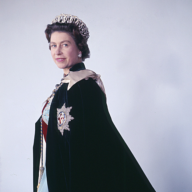 „Nikdy nezapomeneme.“ Král k výročí smrti Alžběty II. zveřejnil vzácný portrét