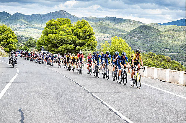 ONLINE: Poslední kopce před volnem. Favorité na Vueltě zůstávají ve střehu